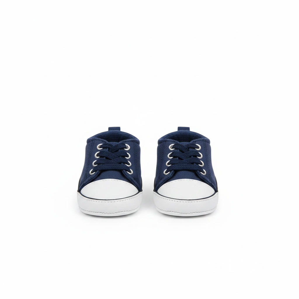 Mörkblå babysneakers med vit tåcap och snörning – par framifrån, vit bakgrund