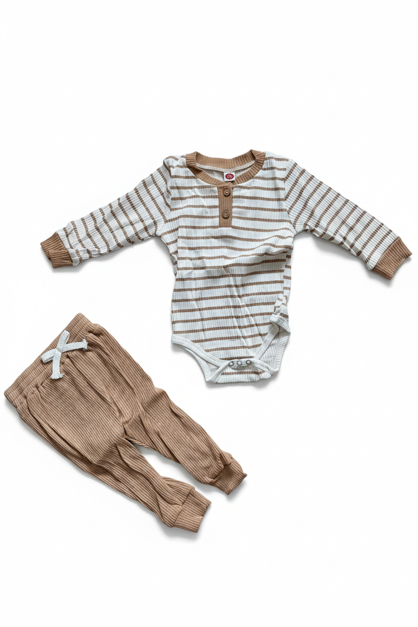 Stickad babyset med randig body och beige ribbade byxor – helvy, vit bakgrund